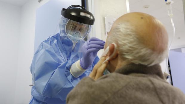 Andalucía registra la mayor bajada diaria de pacientes de UCI desde el inicio de la crisis del coronavirus