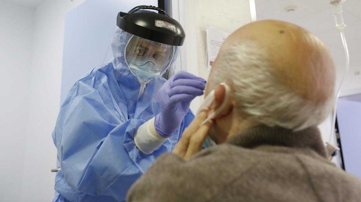 Una sanitaria realiza pruebas a un paciente en nun hospital de Córdoba