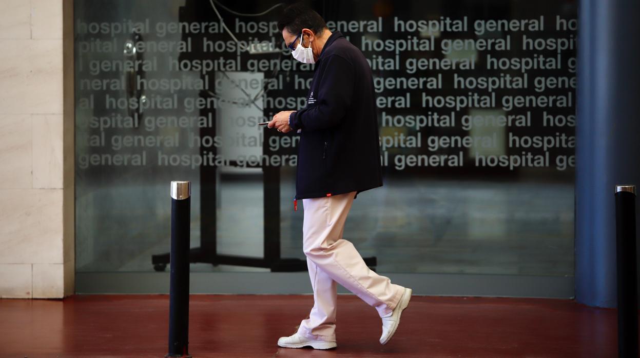 Un sanitario en la puerta del hospital general