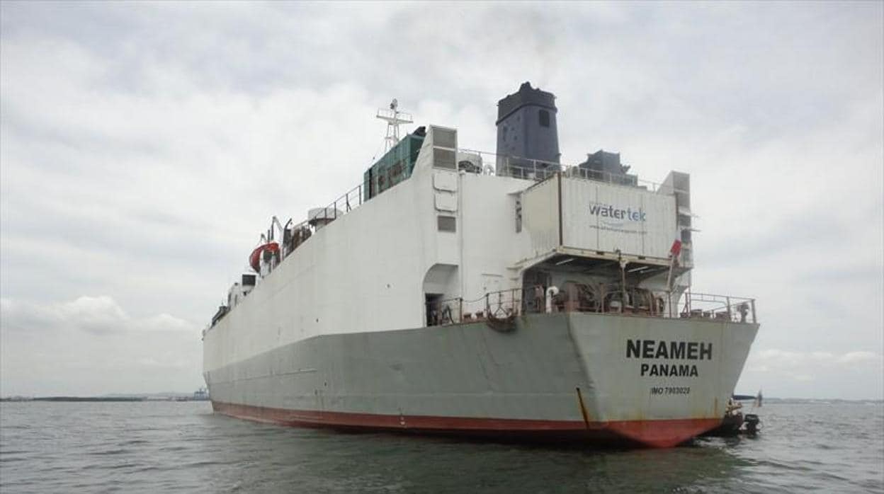 Imagen del carguero atracado en el puerto de Algeciras durante el registro policial