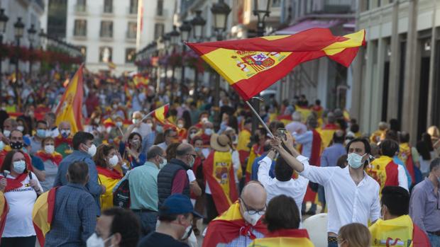 Cientos de personas recorren la calle Larios de Málaga al grito de «Sánchez, dimisión»