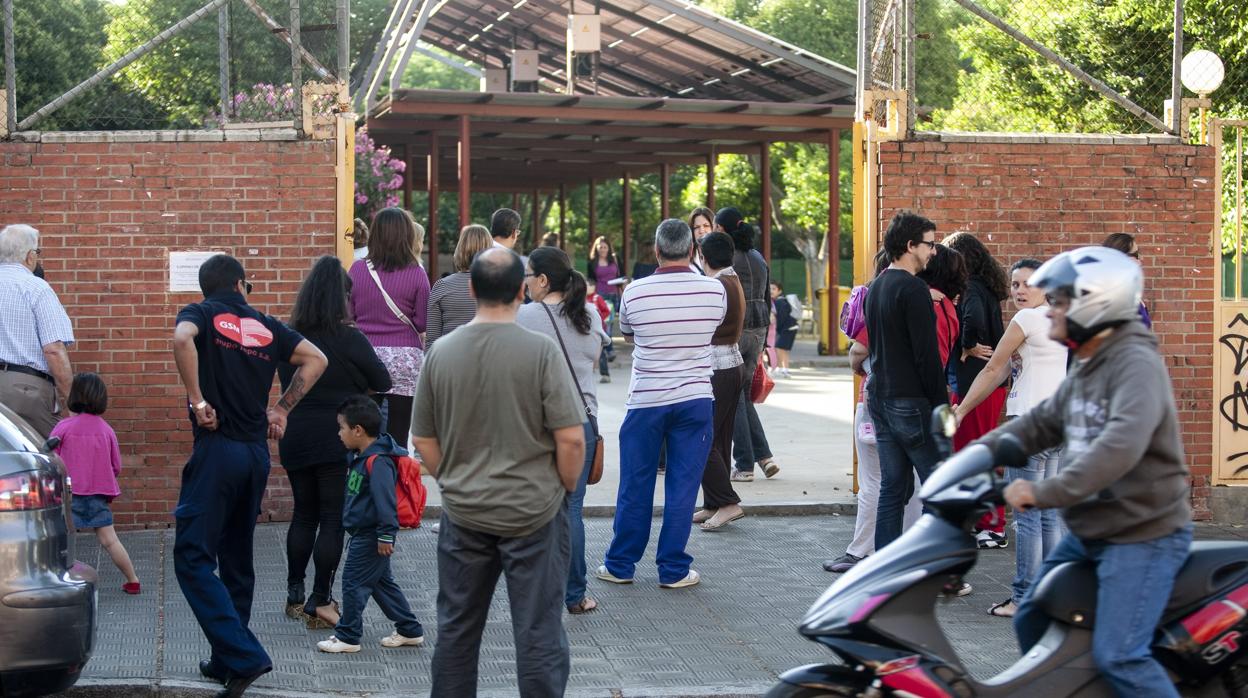 Imagen de una salida de un colegio público con los padres esperando