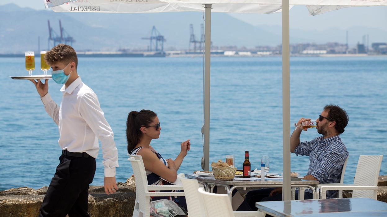 Terraza en Málaga, que estrenó el lunes su pase a la fase 1 de la desescalada