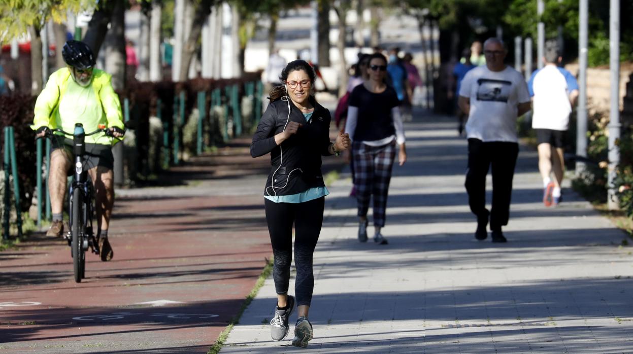 Ciclistas, corredores y senderistas hacen deportes en las calles de Córdoba capital