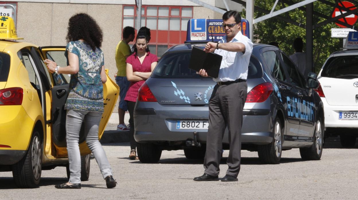 Una joven se dirige a examinarse del carnet de conducir en una imagen de archivo