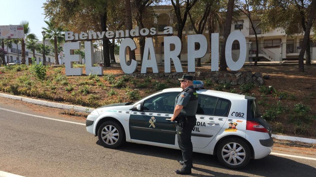 Un agente de la Guardia Civil en El Carpio