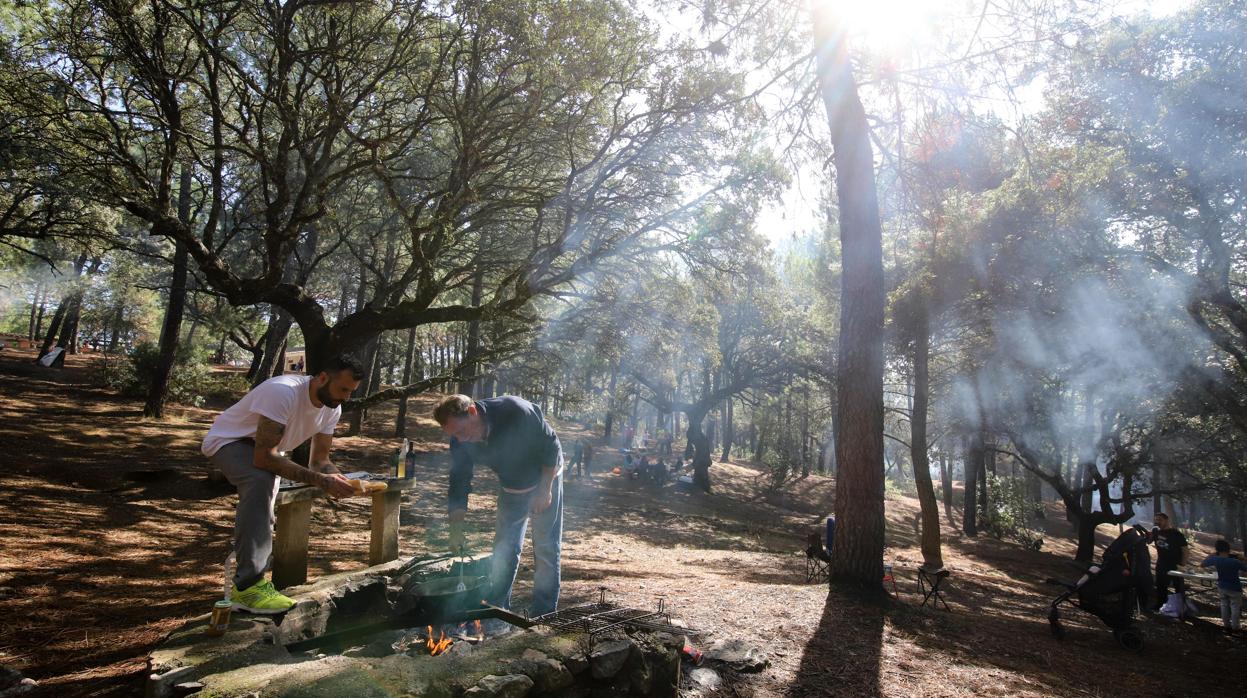 Dos hombres junto a una candela en Los Villares