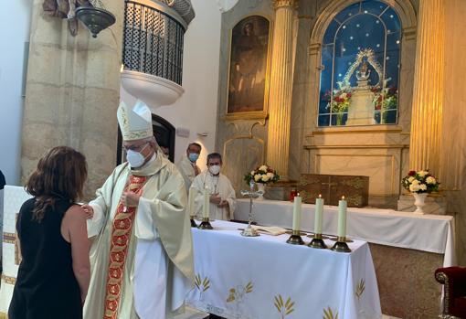 El Obispo de Córdoba impone la medalla de la Virgen de la Salud a Marián Aguilar