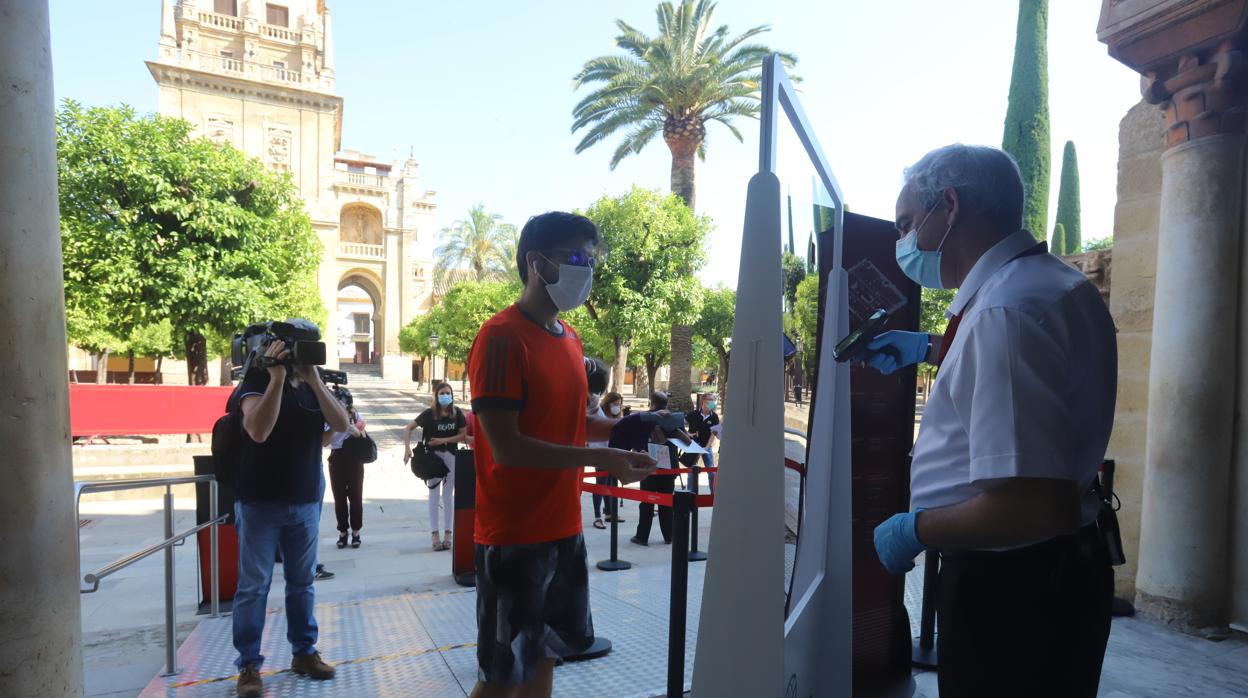 Dos visitantes en el interior de la Mezquita-Catedral en la mañana del lunes 25 de mayo