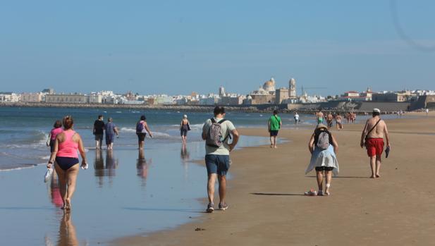 El baño en las playas de Andalucía también tiene su particular desescalada