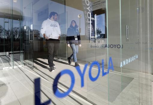 Dos estudiantes en el edificio principal de Loyola Andalucía en Córdoba