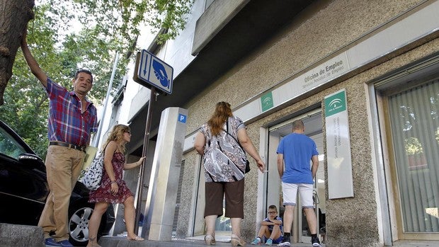 Córdoba se sitúa como la tercera ciudad de España con más paro; cuatro barrios, entre los 15 más pobres