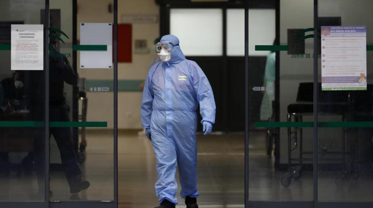 Un profesional sanitario en el Hospital Reina Sofía de Córdoba