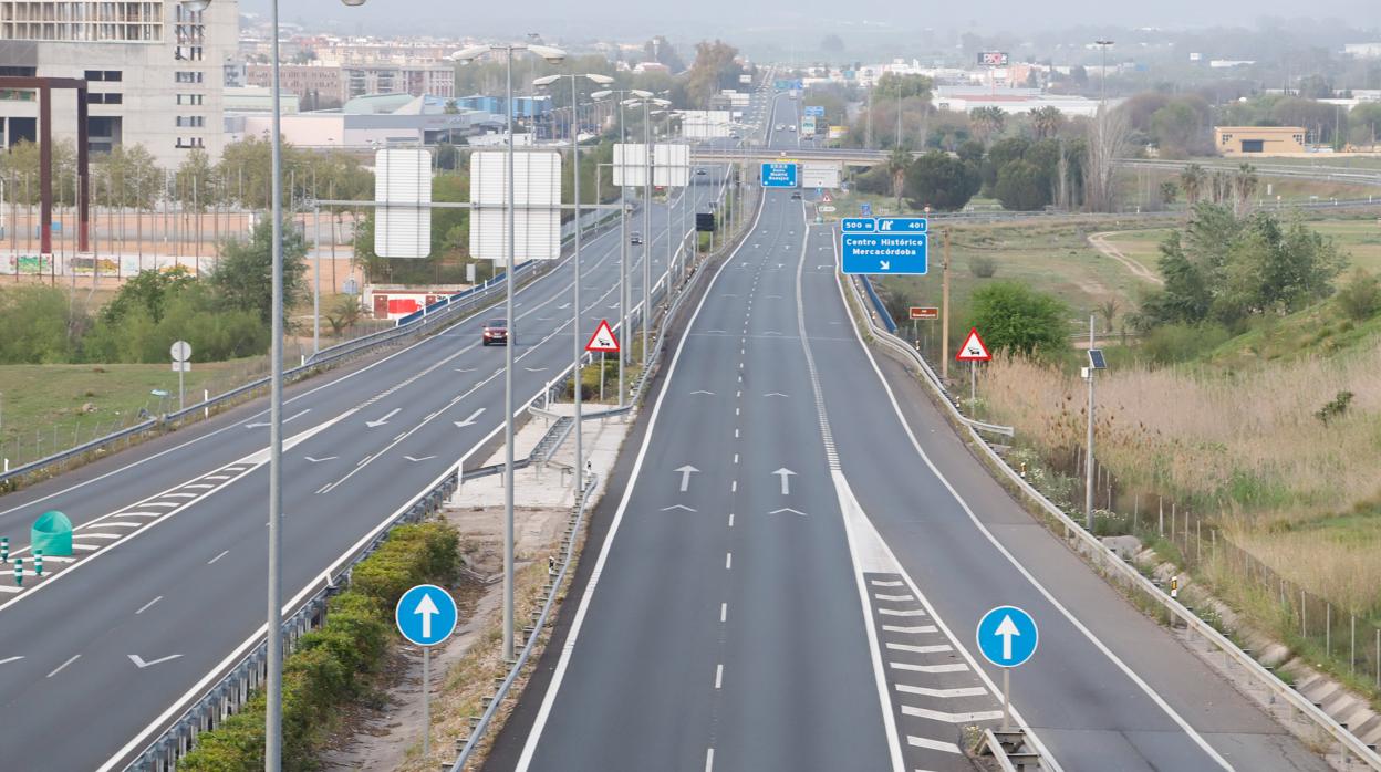 Autovía A-4 a su paso por Córdoba, con MercaCórdoba, al fondo