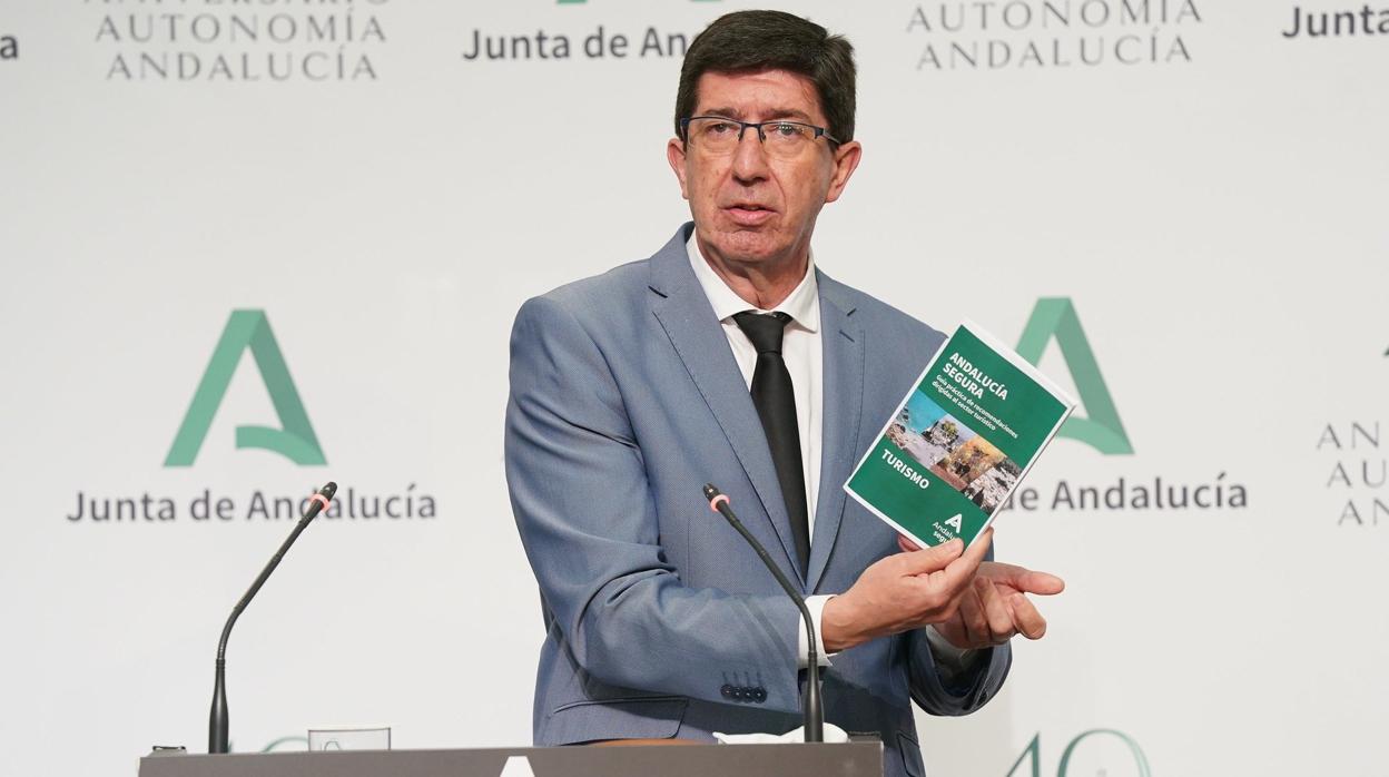 Juan Marín, vicepresidente de la Junta, con el prospecto de Andalucía segura