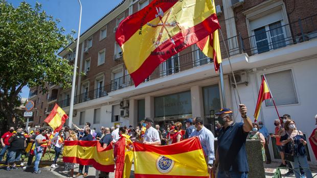 Unas 300 personas se concentran en la Comandancia de la Guardia Civil de Málaga al grito de «Marlaska dimisión»