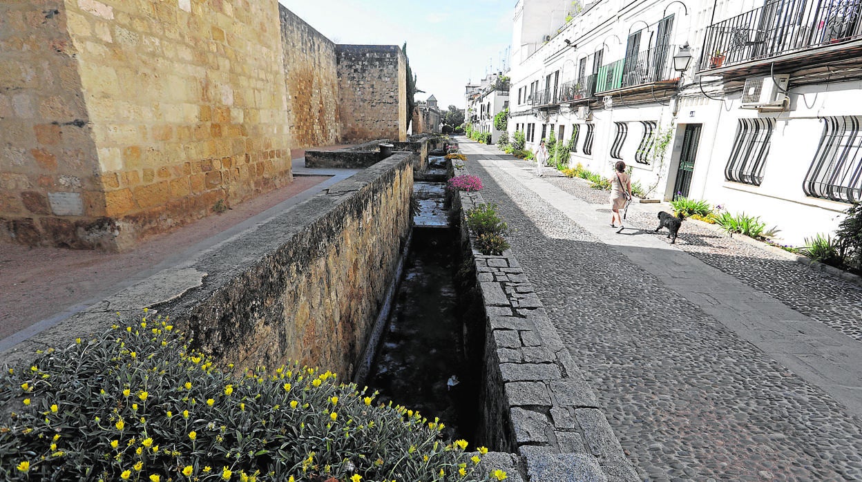 El foso vacío de la calle Cairuán