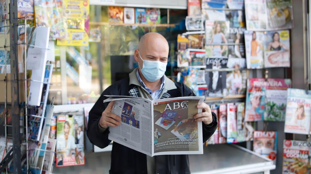 Un hombre lee un ejemplar de ABC Córdoba