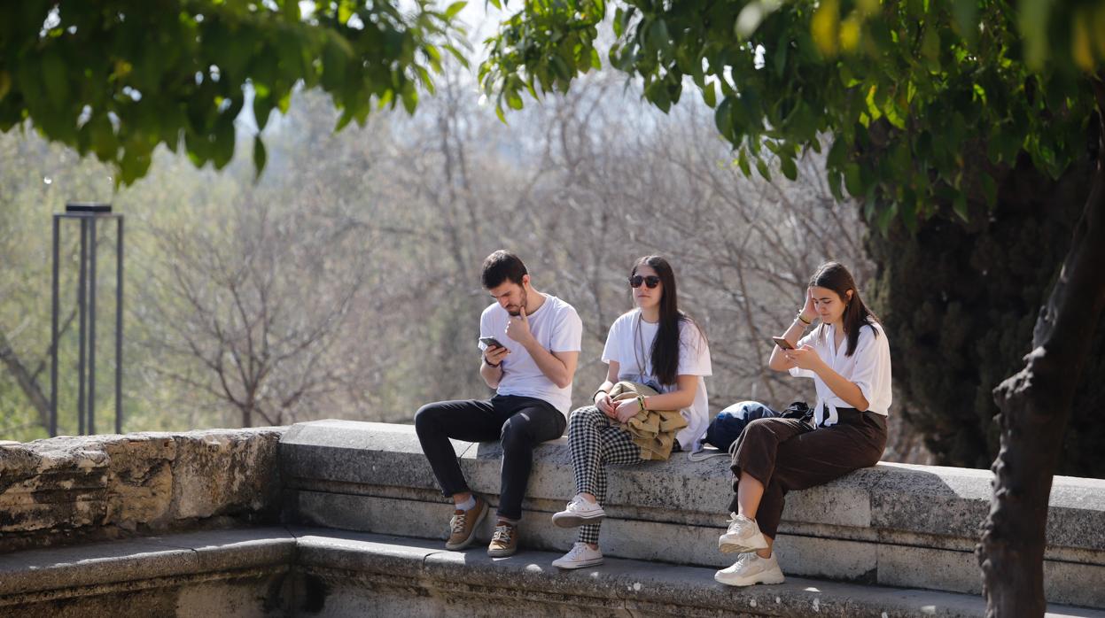 Tres jóvenes al sol en Córdoba