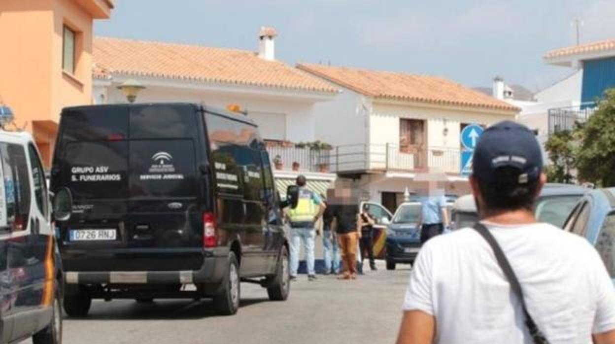 Dispositivo desplegado tras el asesinato de la mujer a manos de su hijo