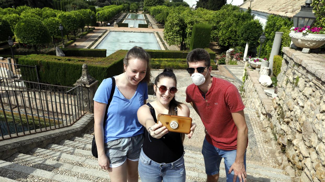 Tres visitantes en el Alcázar de los Reyes Cristianos de Córdoba