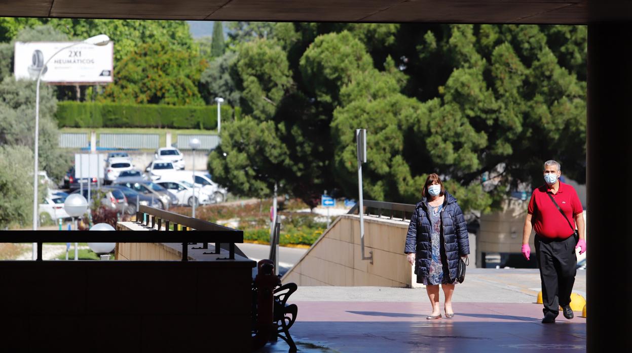 Dos personas acuden al hospital Reina Sofía de Córdoba con mascarillas