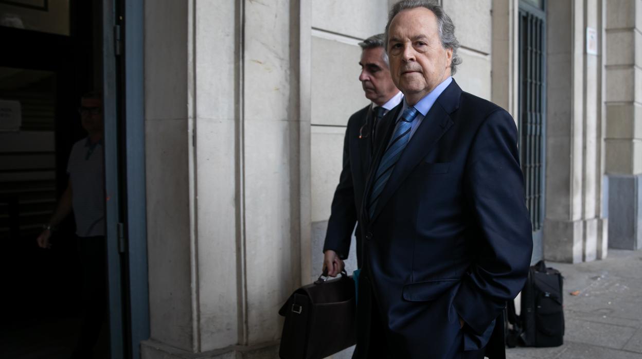 Tomás Pérez-Sauquillo, expresidente de Invercaria, entrando en la Audiencia de Sevilla