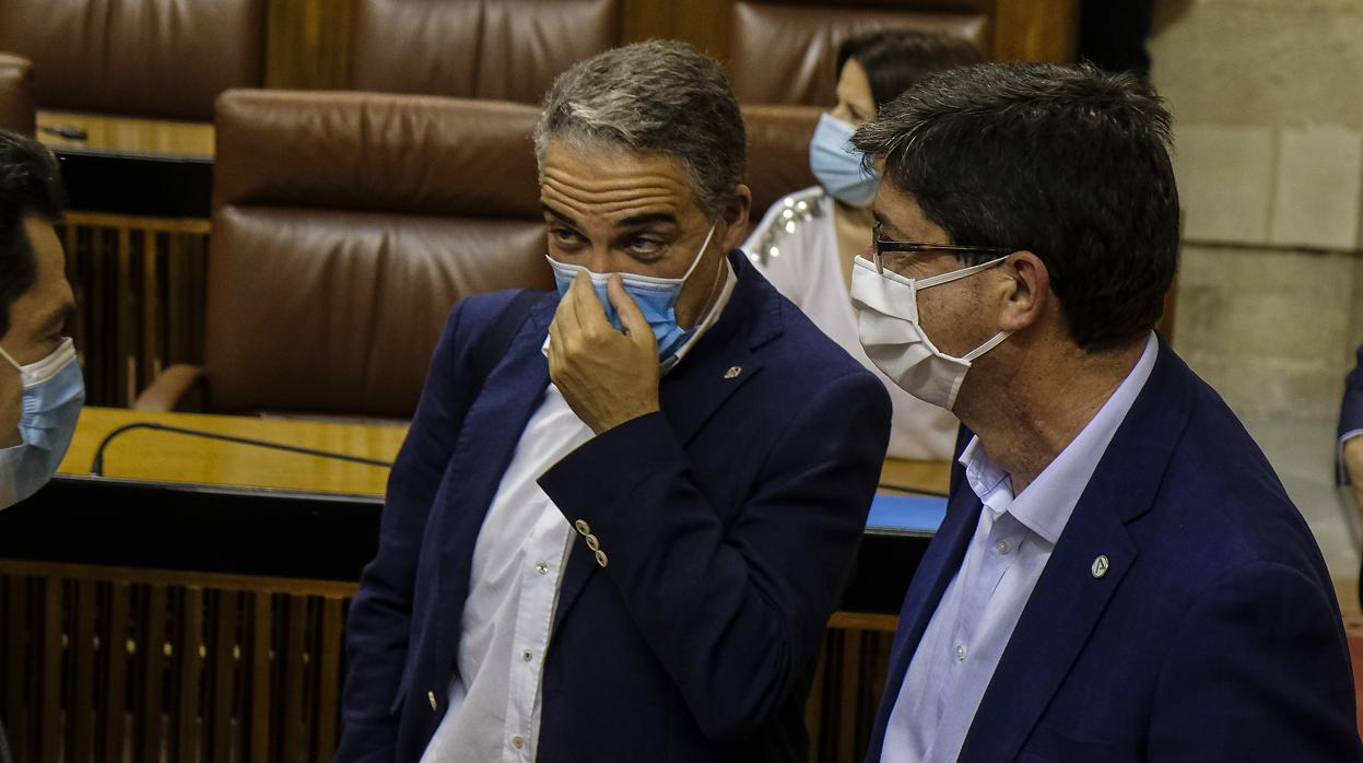 Juan Marín y Elías Bendodo conversan antes del Pleno del Parlamento andaluz