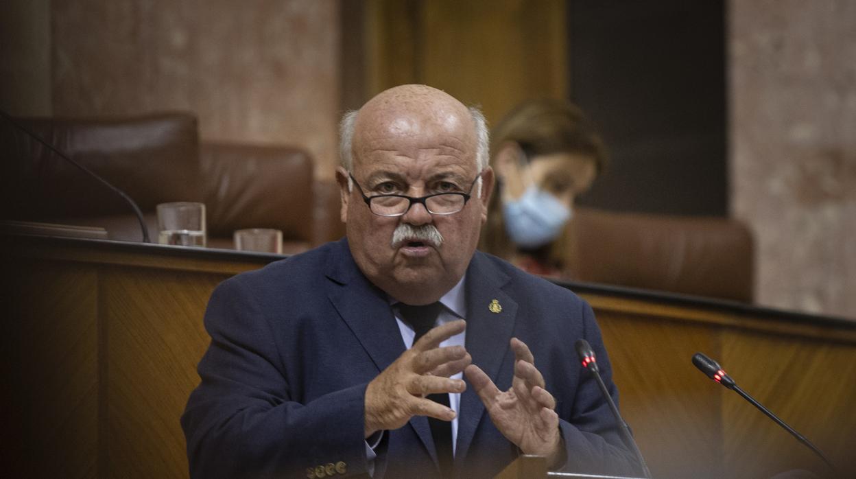 El consejero de Salud y Familias, Jesús Aguirre, durante su intervención en la primera jornada del Pleno del Parlamento andaluz con debates