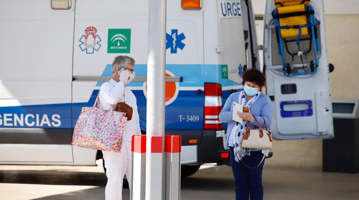 Dos personas junto al hospital Reina Sofía de Córdoba durante la epidemia del coronavirus