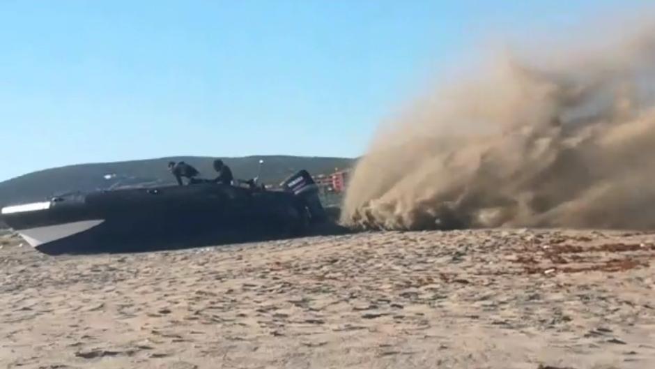 Narcos ponen en peligro a los bañistas de una playa de La Línea durante una persecución