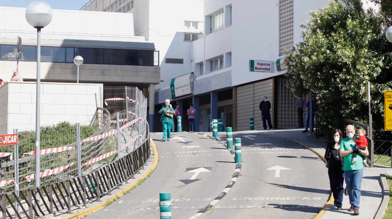 Pacientes con mascarillas en el hospital Reina Sofía de Córdoba