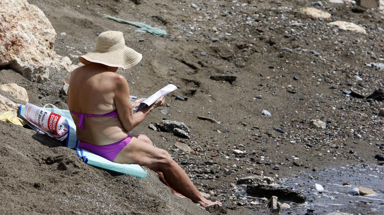 Una mujer en la playa malagueña de Huelin