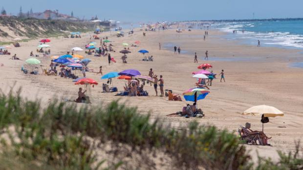 Un curso de 20 horas y uniforme «clásico»: así se contratan los 3.000 vigilantes de playa en Andalucía