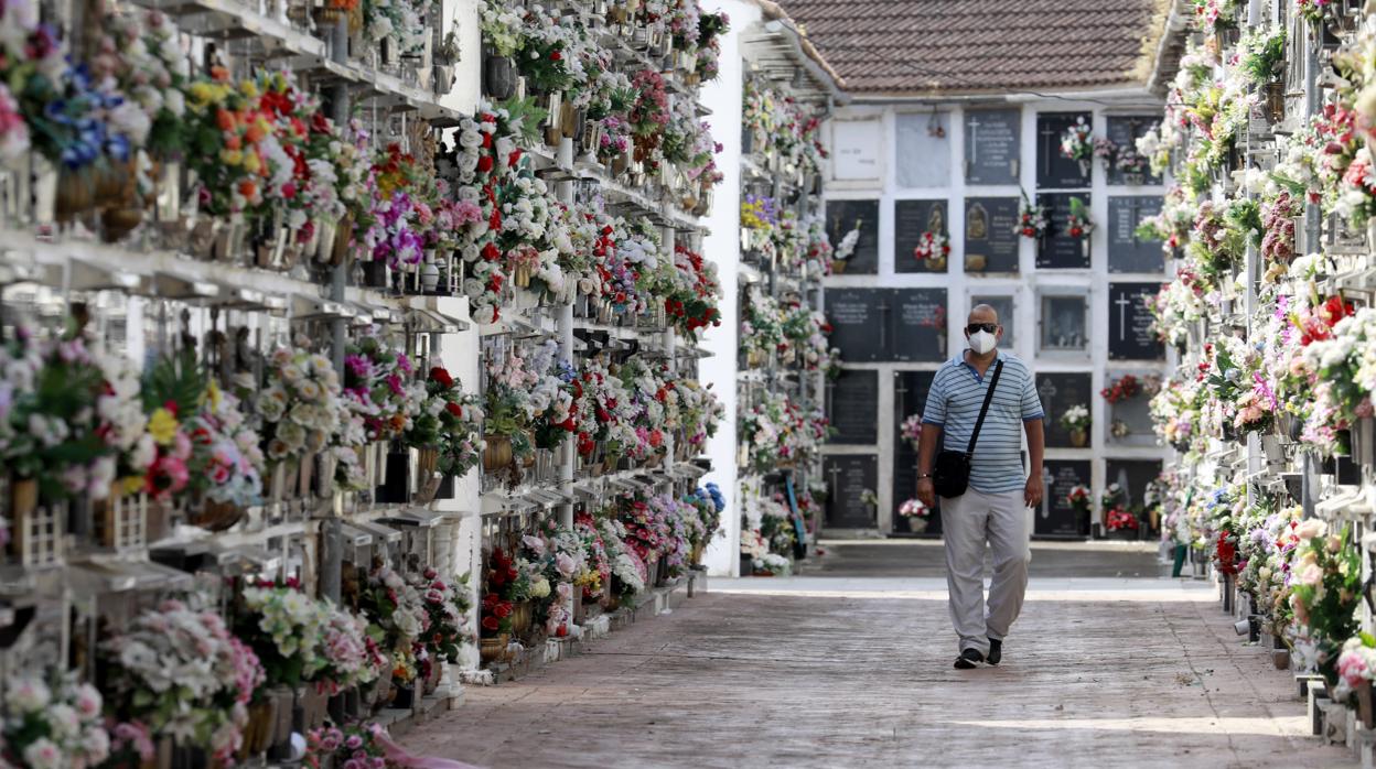 Un hombre en el cementerio de San Rafael