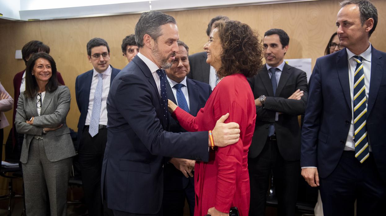 La ministra de Hacienda, María Jesús Montero, saluda al consejero andaluz Juan Bravo