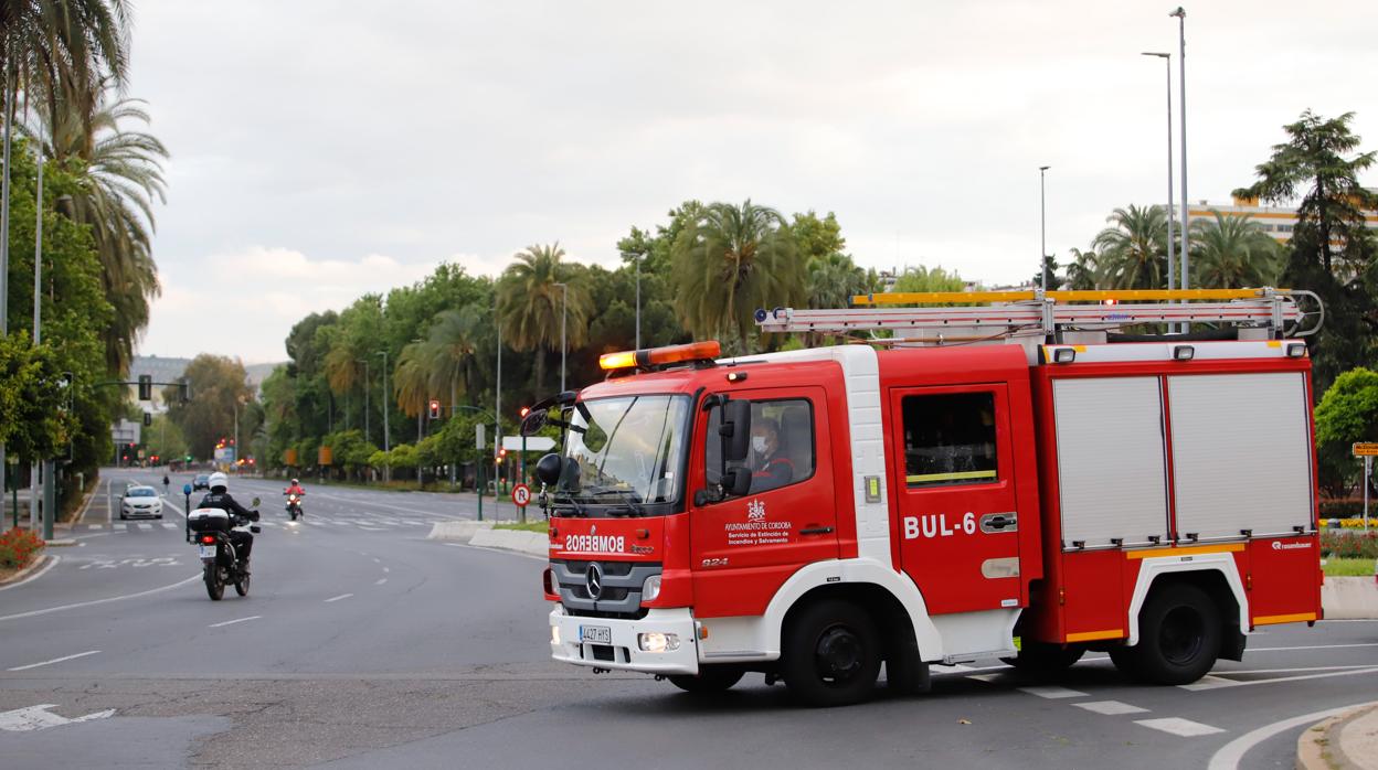 Un camión de Bomberos en la avenida Vallellano de Córdoba