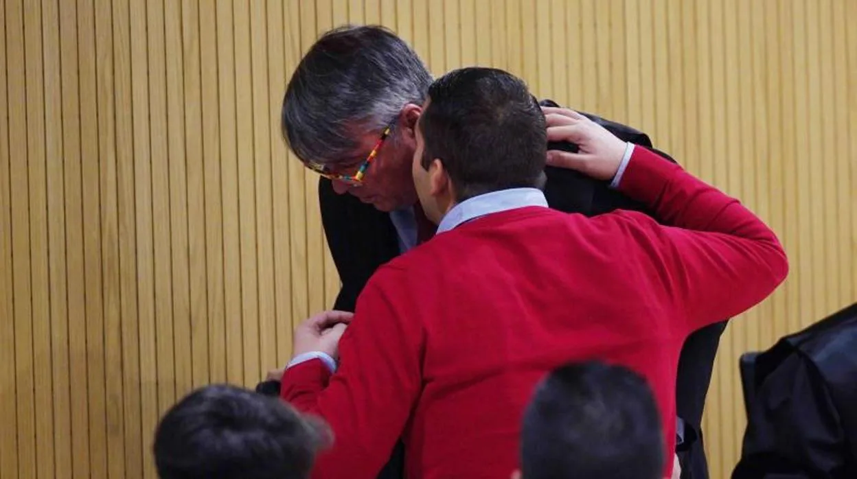 El abogado de la Manada de Pozoblanco con sus clientes en el juicio celebrado en Córdoba