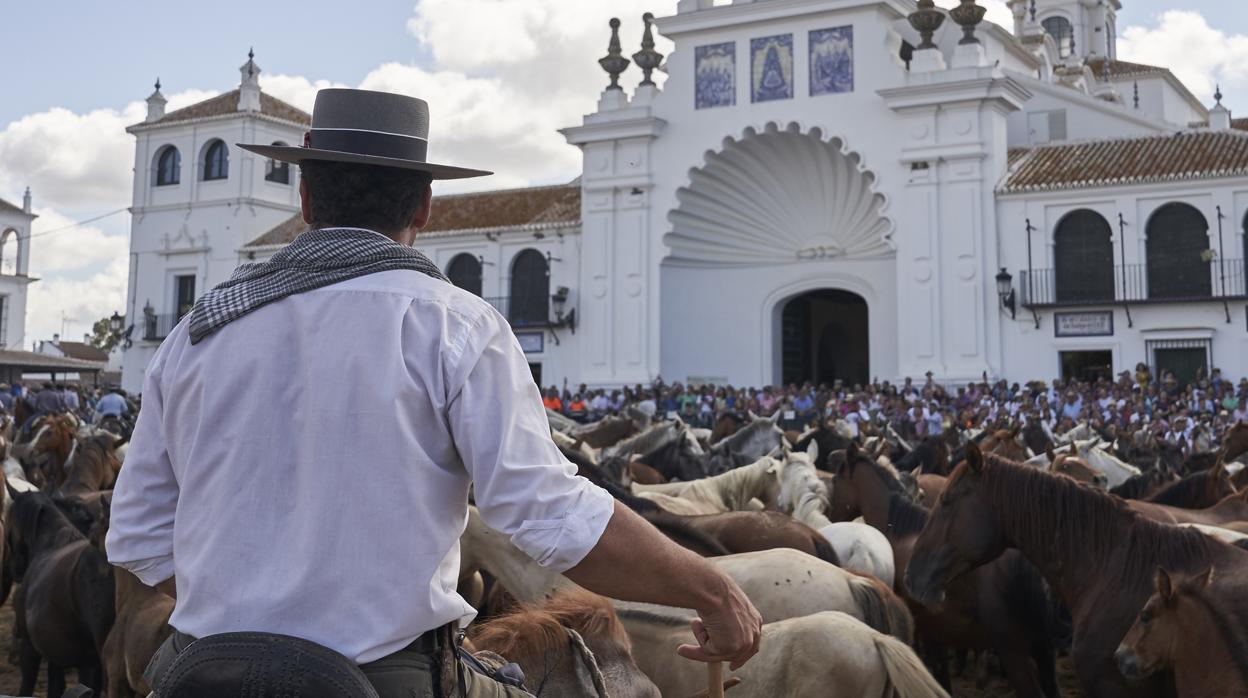 Un yegüerizo ante las puertas del Santuario de la Virgen del Rocío