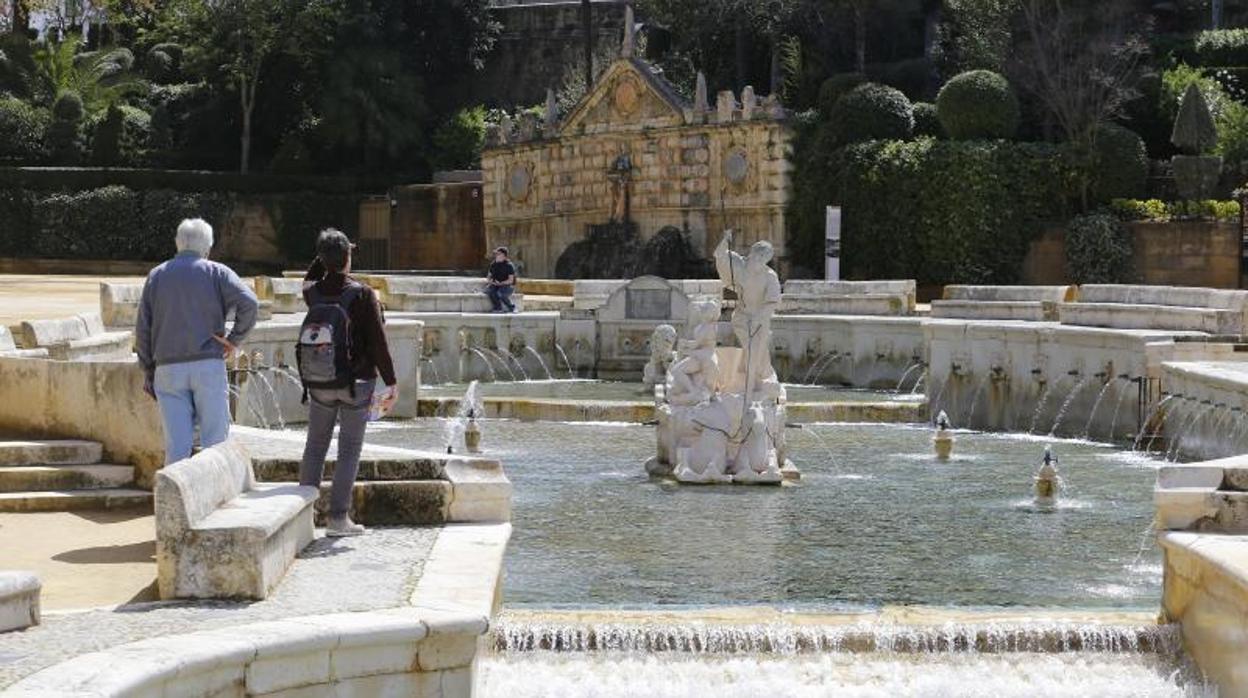 Turistas en la Fuente del Rey de Priego de Córdoba