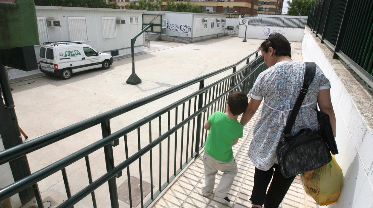 Un niño entra al colegio Al-Andalus de la mano de una mujer, en una imagen de archivo