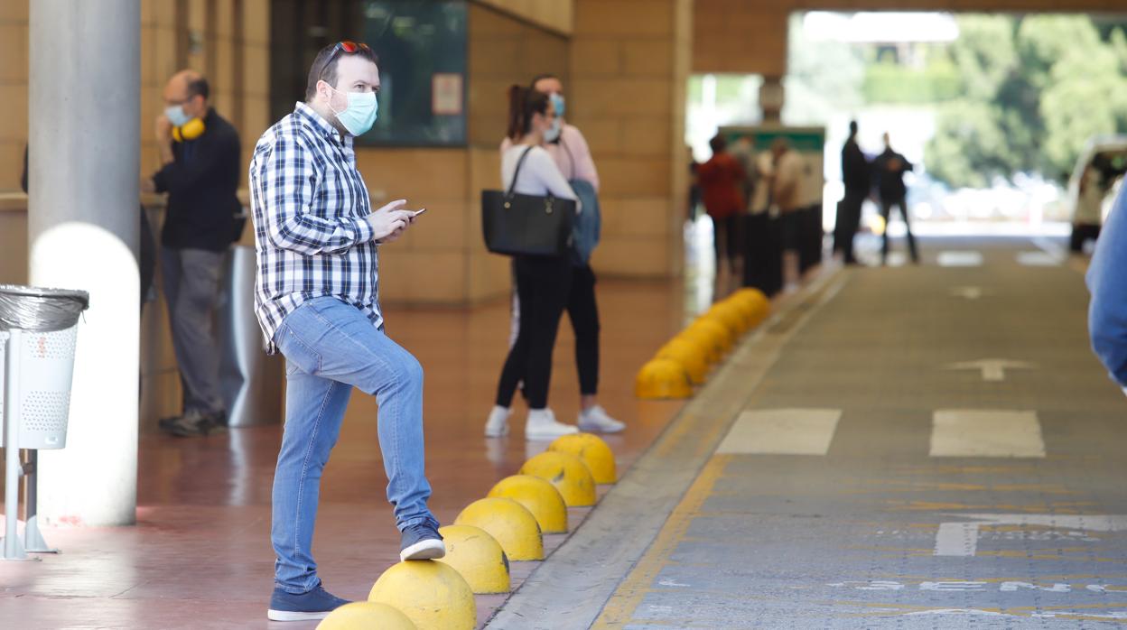 Personas junto al hospital Reina Sofía de Córdoba