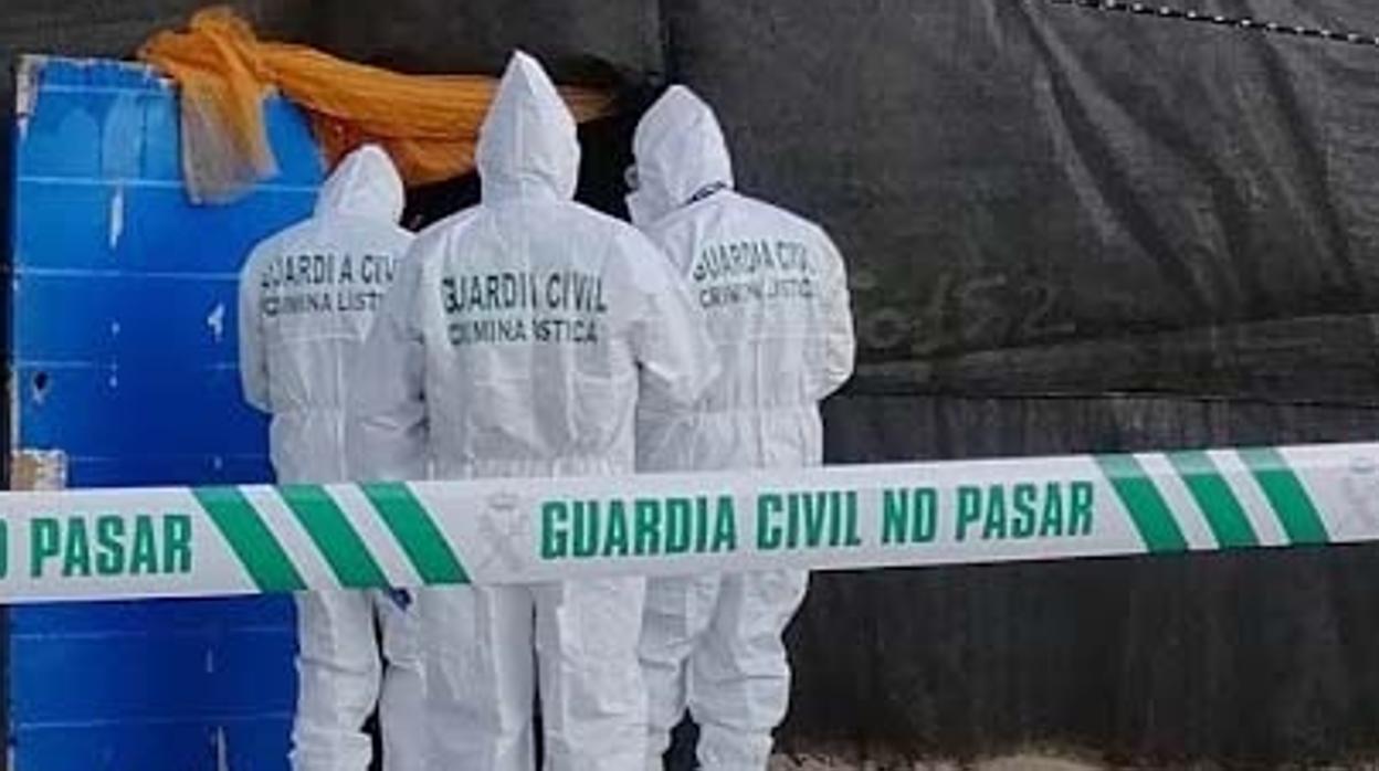 Investigadores de la Guardia Civil, en el lugar de los hechos