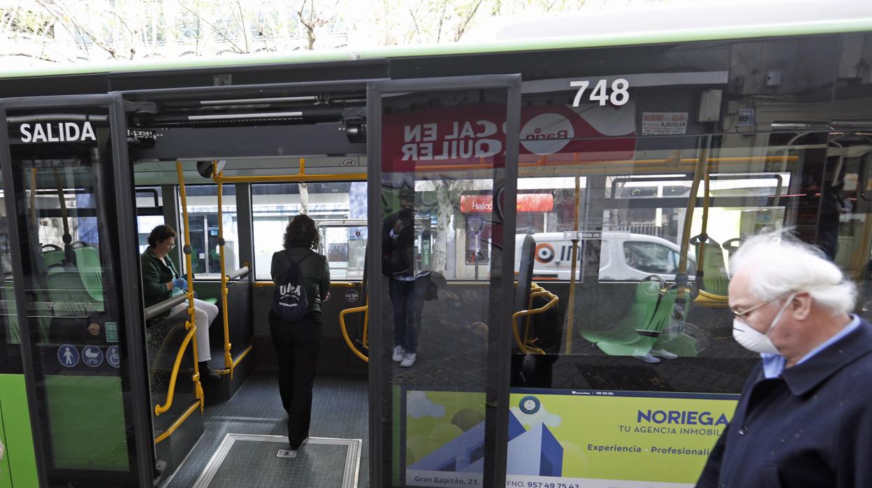 El uso de la mascarilla es obligatorio en los autobuses de Aucorsa