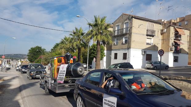 Más de 400 vehículos protestan en la marcha de Aguilar a Lucena en defensa de los feriantes