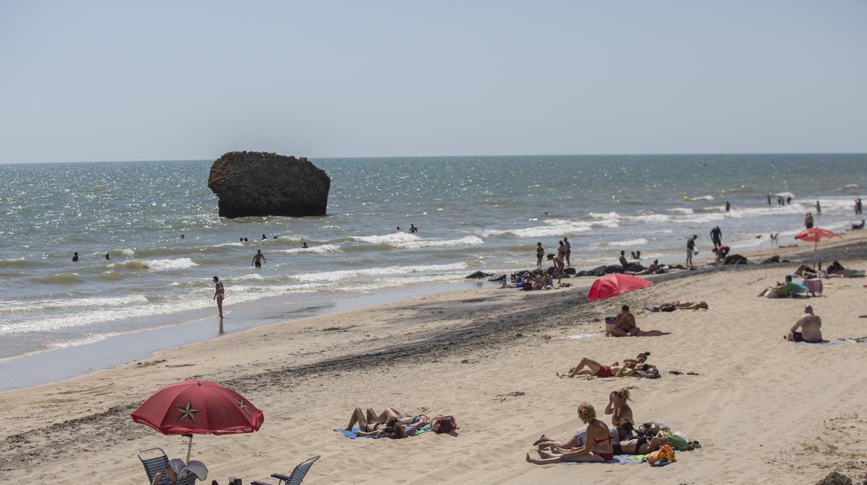 Afluencia de personas en la playa de Matalascañas durante la fase 3, en Huelva este miércoles 10