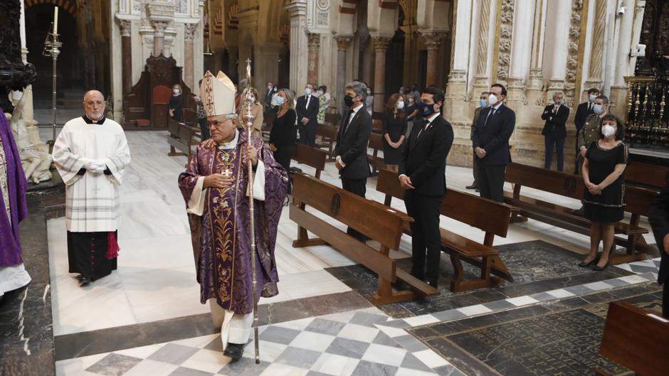 El obispo de Córdoba, en la misa por los fallecidos del coronavirus: «Solo la fe puede enjugar las lágrimas»