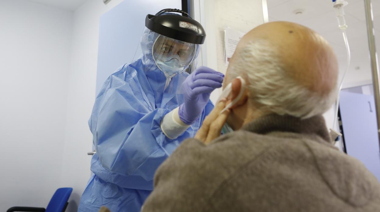 Una profesional sanitaria del hospital Cruz Roja de Córdoba realiza las pruebas a un paciente