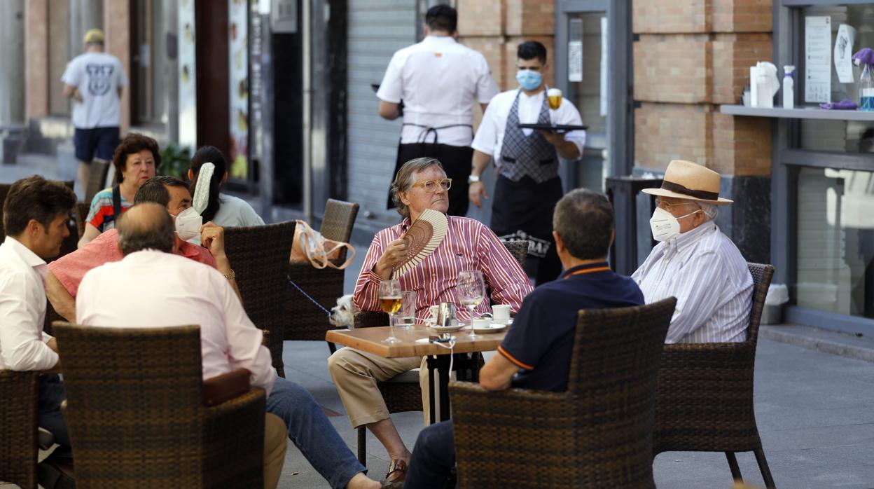 Clientes de un bar del Centro de Córdoba, en un velador