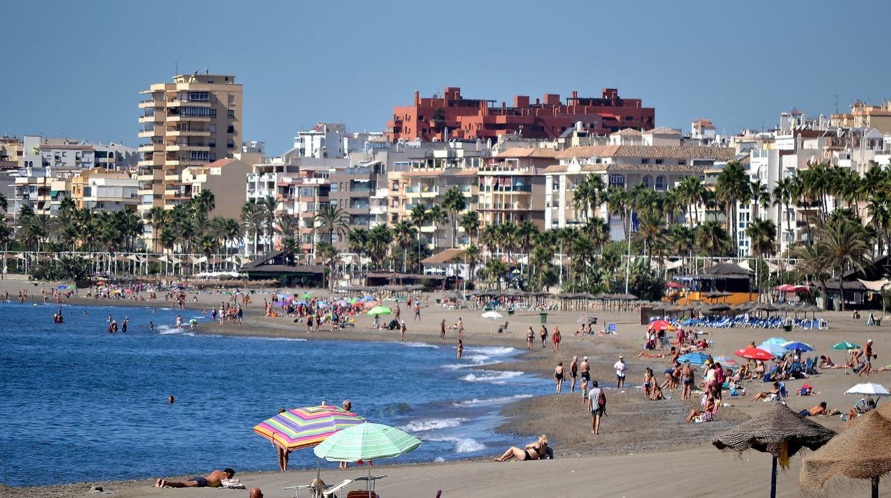 Apartamentos en alquiler en una imagen de la playa de La Rada (Estepona)